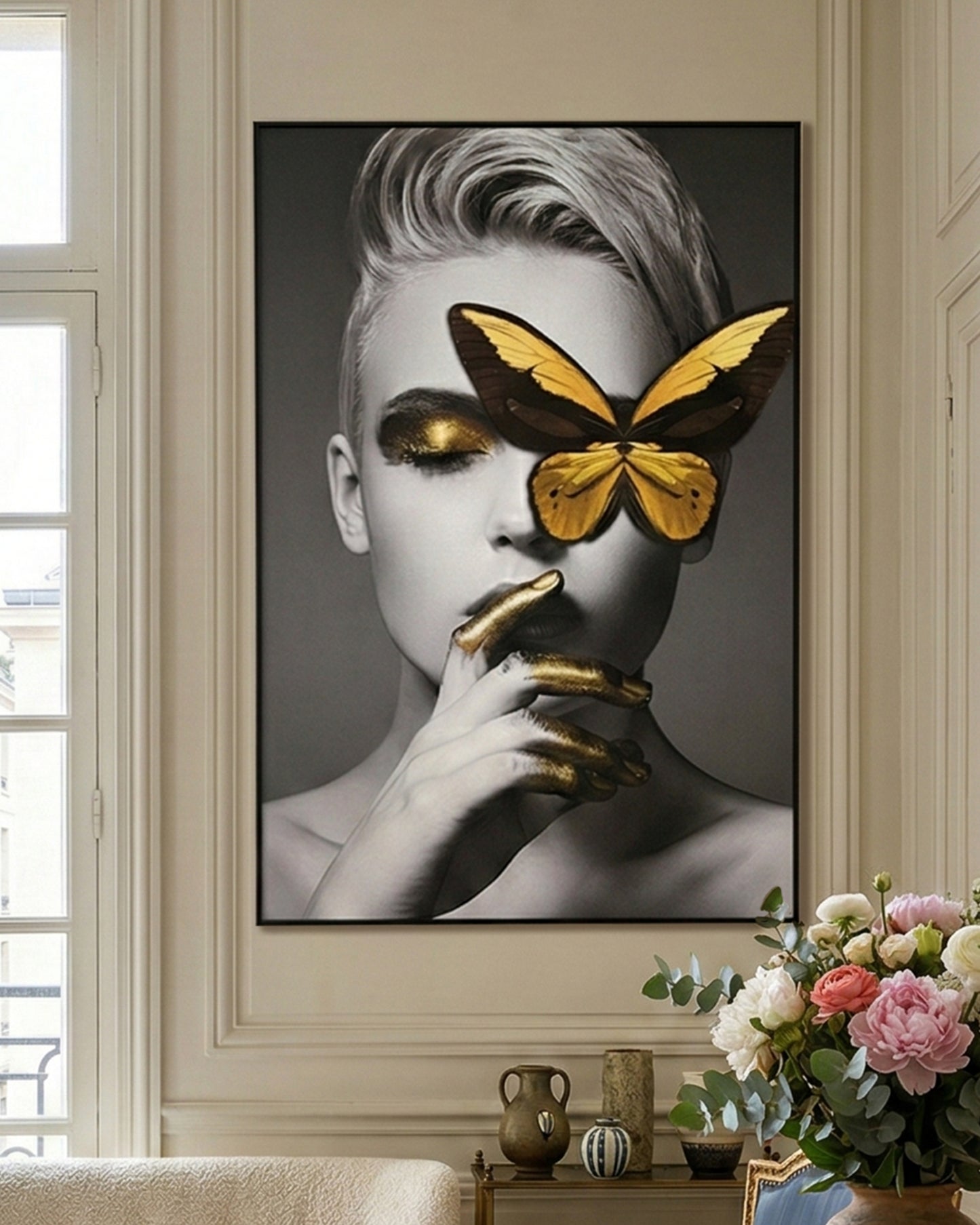 Tableau représentant une dame au papillon jaune, avec cadre en métal 