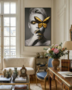 Tableau représentant une dame au papillon jaune, avec cadre en métal 