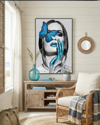 Tableau « Dame au papillon bleu » avec cadre en métal 
